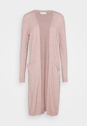 Lange, offene Strickjacke in Hellrosa mit langen Ärmeln und Vordertaschen, vor weißem Hintergrund präsentiert.