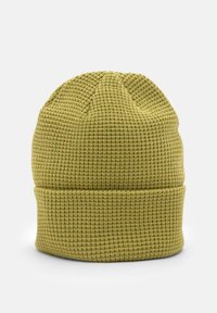 Căciulă tricotată verde, cu margine pliată și textură în stil waffle, expusă pe un fundal alb simplu.