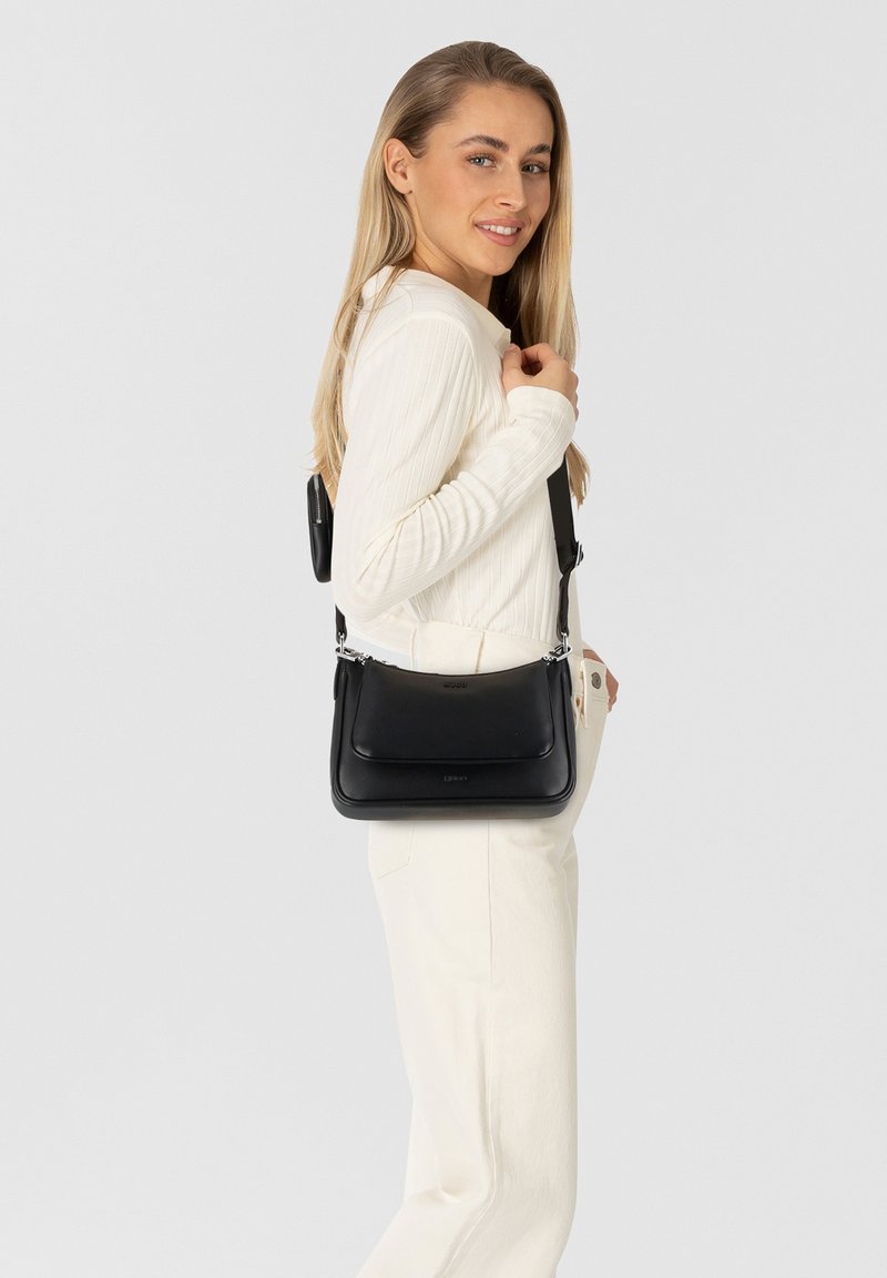 Borsa a spalla nera in pelle con una texture liscia, forma rettangolare, dettagli in hardware argentato e tracolla rimovibile.