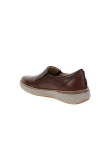 Zapato marrón de cuero tipo mocasín que presenta un upper texturizado, paneles laterales elásticos y una suela de goma blanca contrastante con una textura patterned.