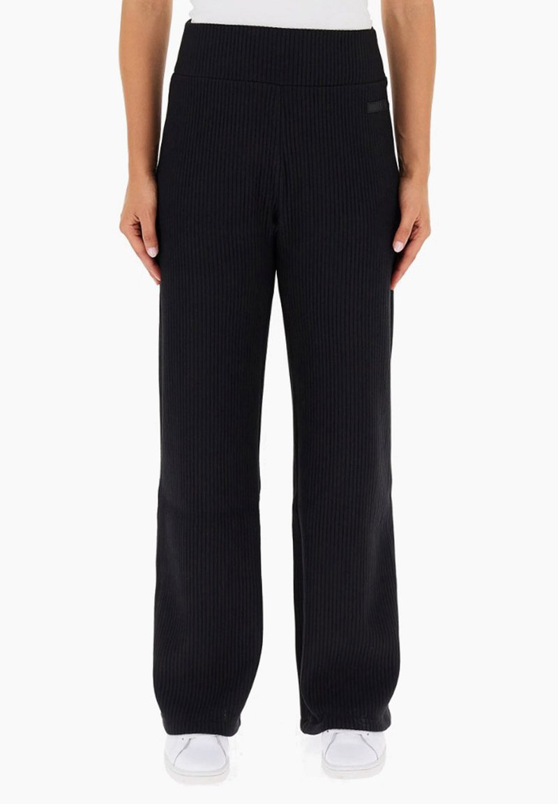 Pantaloni neri a coste con gamba larga, dotati di una vita alta e una superficie liscia. Presentano un sottile dettaglio del marchio sulla cintura e sulle cuciture laterali.