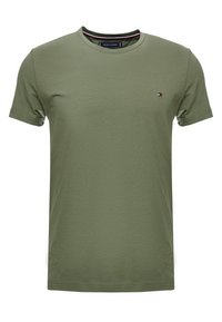 T-shirt verde oliva in cotone, con collo a giro, maniche corte e un piccolo logo sul petto. Texture liscia, vestibilità standard.