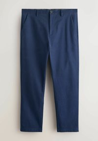 Pantalon bleu marine à jambes droites avec poches latérales, passants pour ceinture et fermeture par bouton à la taille sur fond blanc.