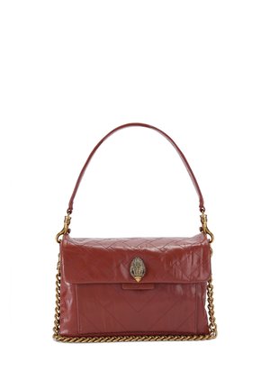 Sac à main en cuir marron avec motif matelassé, bandoulière chaîne dorée et fermoir doré en forme de tête de serpent sur le rabat avant.
