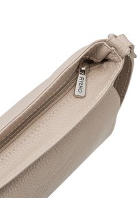 Borsa a mano in pelle beige con superficie testurizzata, chiusura con zip superiore e dettagli in metallo argentato che presentano il nome del marchio.