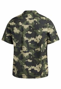 Camicia a maniche corte con motivo mimetico in tonalità di verde, nero e beige. Realizzata in tessuto testurizzato con una vestibilità rilassata e colletto.