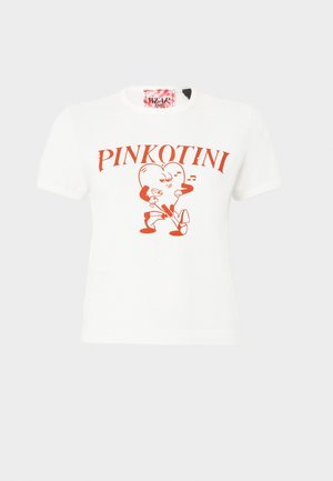 Hvit kortermet skjorte med rød tekst "PINKOTINI" og en dansende hjertefigur som holder et cocktailglass med musikknøtter.