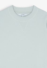 Lichtblauwe sweatshirt met een gestructureerde afwerking, geribbelde kraag en V-vormige detail bij de halslijn. Label leest "SCALPERS."