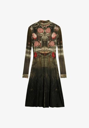 Rochie cu mâneci lungi, până la genunchi, cu guler înalt, având un imprimeu floral simetric în roz, roșu și verde pe un fundal în degrade închis.