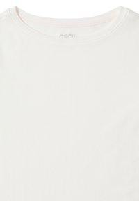 Witte katoenen t-shirt met een ronde halslijn en een subtiele roze accent bij de halslijn. Zachte, gladde textuur zonder zichtbare patronen.