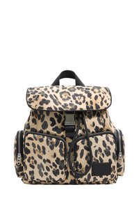Plecak w panterkę z przednią klamrą, zapięciem na sznurek, dwoma przednimi kieszeniami na suwak oraz bocznymi kieszeniami na suwak, z górnym uchwytem do przenoszenia.