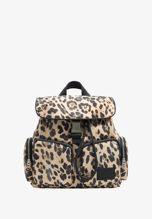 Plecak w panterkę z przednią klamrą, zapięciem na sznurek, dwoma przednimi kieszeniami na suwak oraz bocznymi kieszeniami na suwak, z górnym uchwytem do przenoszenia.