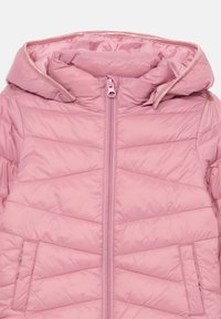 Jachetă matlasată roz deschis, cu fermoar frontal, două buzunare și glugă atașată, cu închidere prin buton cu cap.