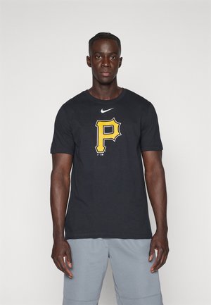 Camiseta de algodón negra con cuello redondo, que presenta un gran logo amarillo de los Piratas en la parte frontal. Logo de Nike en blanco sobre el pecho.