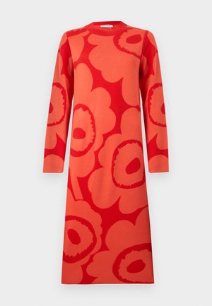Midi haljina s dugim rukavima u jarkim crvenim i narančastim velikim cvjetnim uzorkom i okruglim izrezom, prikazana na jednobojnoj pozadini.
