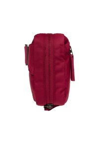 Borsa di stoffa rossa a forma rettangolare, con chiusura superiore a zip e tasca laterale. Superficie texture con dettagli di cucitura. Design compatto.