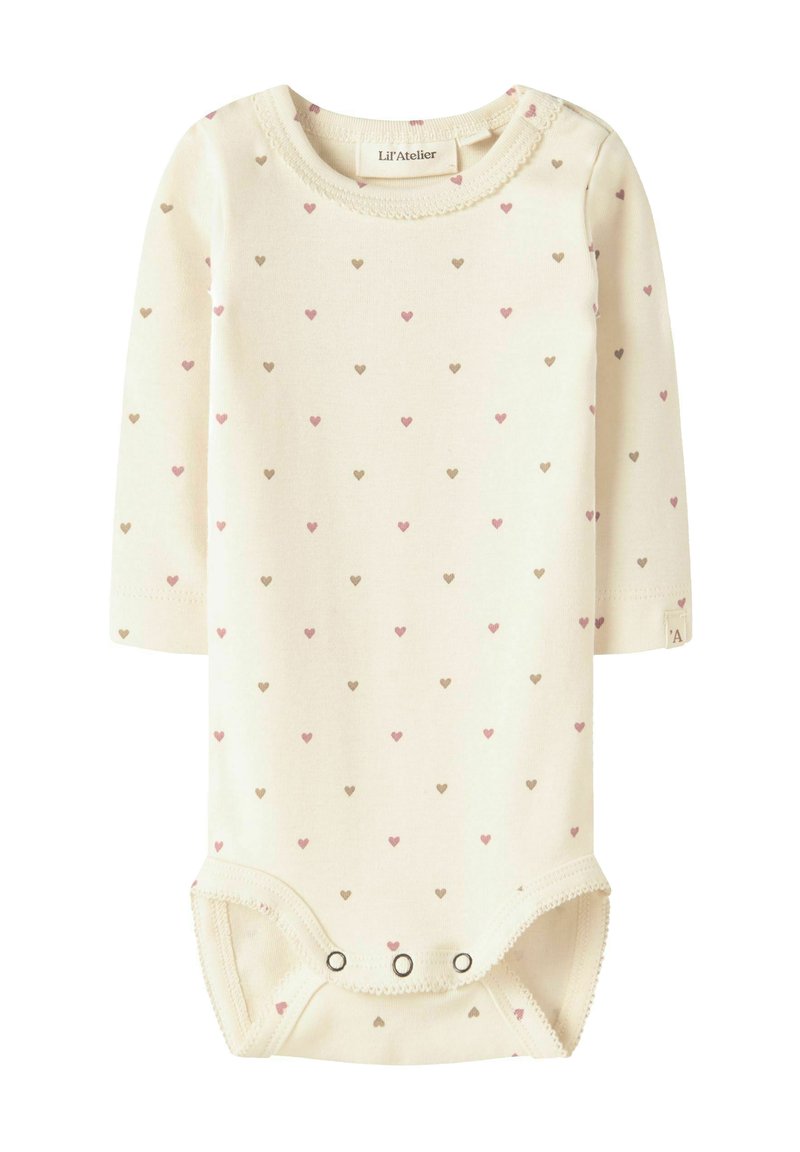 Body pour bébé à manches longues en crème, avec un petit motif de cœurs roses et beiges, encolure ronde et fermeture à pression au fond.