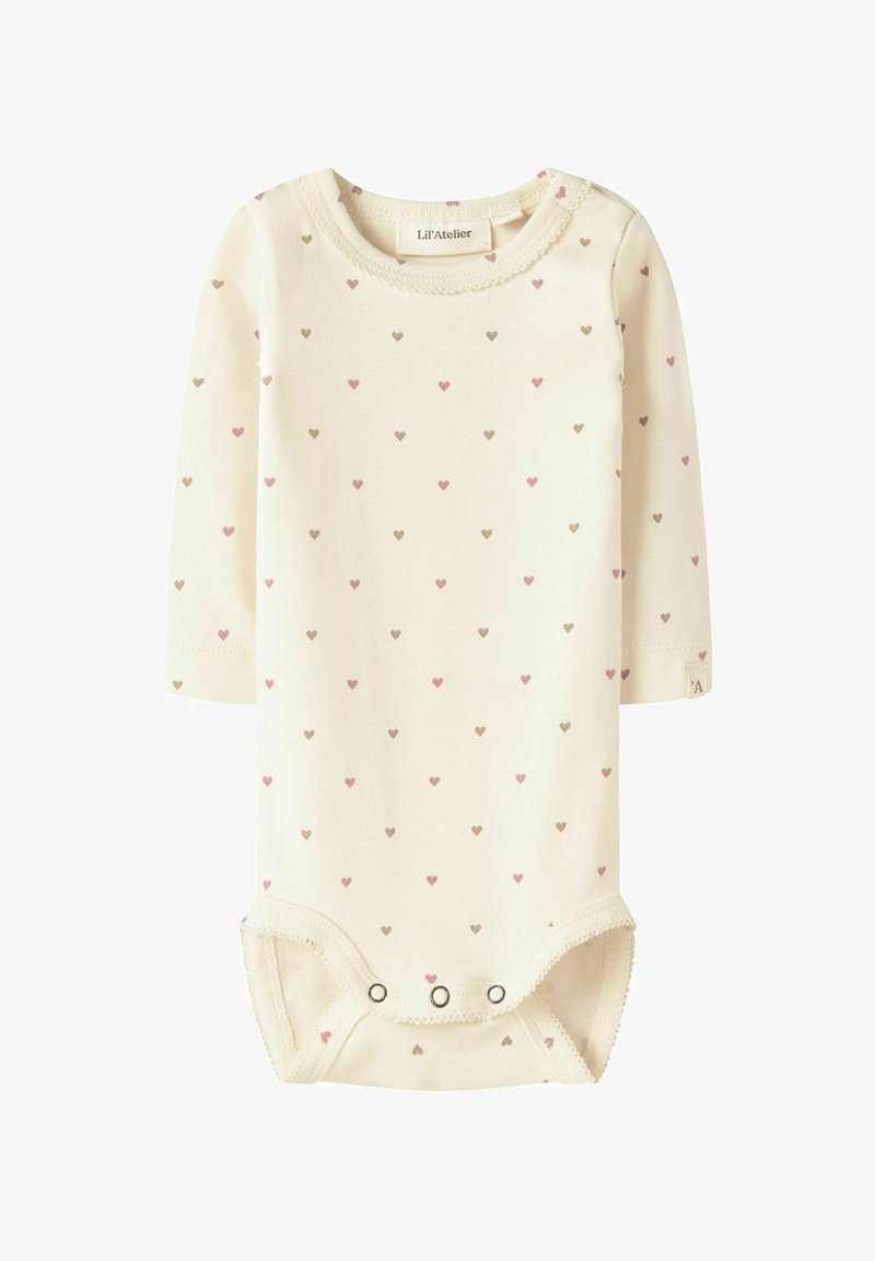 Body pour bébé à manches longues en crème, avec un petit motif de cœurs roses et beiges, encolure ronde et fermeture à pression au fond.