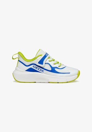 Baskets Geox blanches et bleues avec accents verts, fermeture à velcro et semelle rembourrée, vues de côté extérieur sur fond blanc.