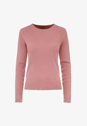 Różowy, prążkowany sweter z długim rękawem, okrągłym dekoltem i małą złotą naszywką przy dolnym hemie na białym tle.