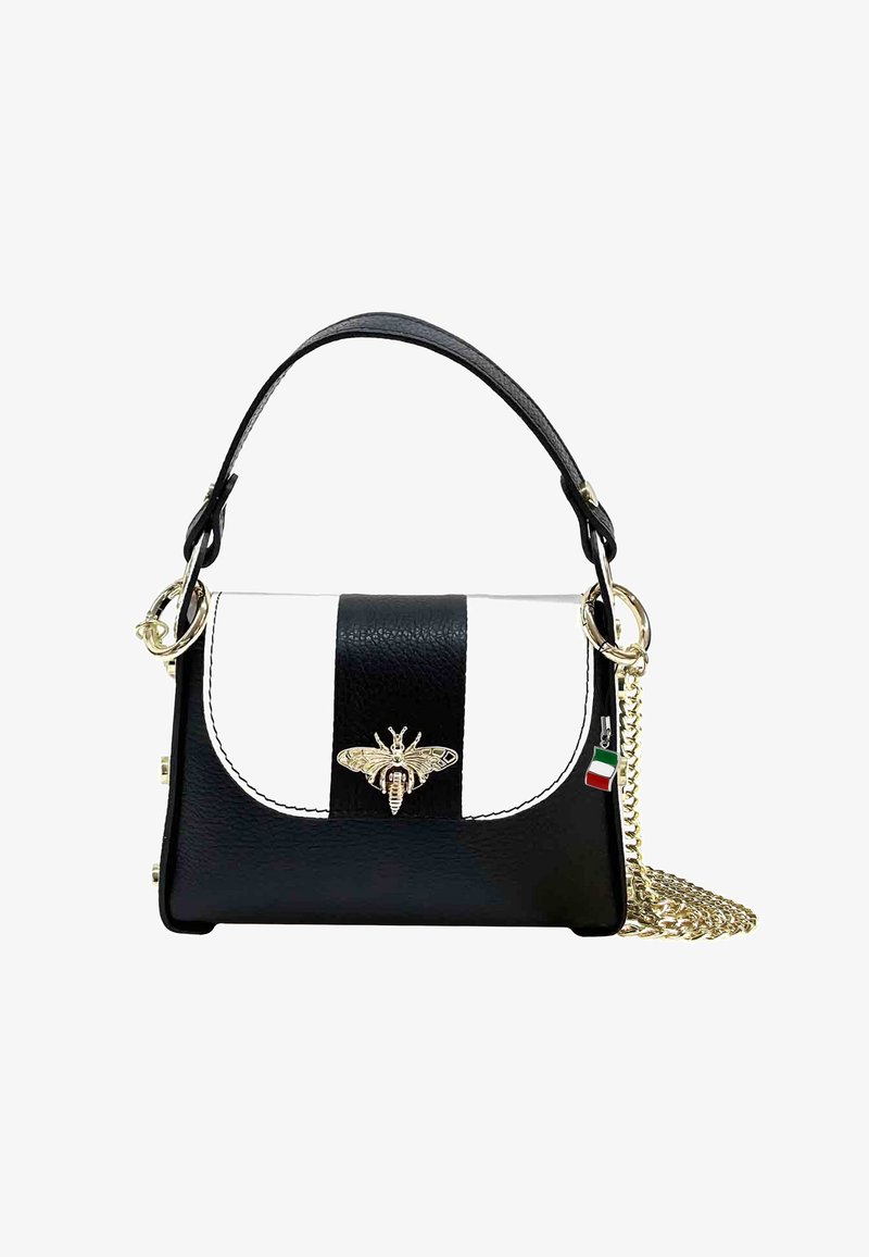 Sac à main en simili cuir noir et blanc avec un emblème de abeille doré, chaîne en bandoulière et un charme drapeau italien. Présente une forme structurée et une anse supérieure.