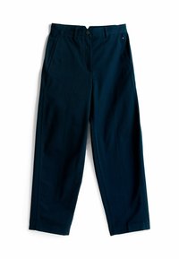 Pantaloni in misto cotone blu navy con taglio dritto, dotati di chiusura frontale con bottone e tasche laterali. Tessuto liscio e minimalismo nei dettagli.