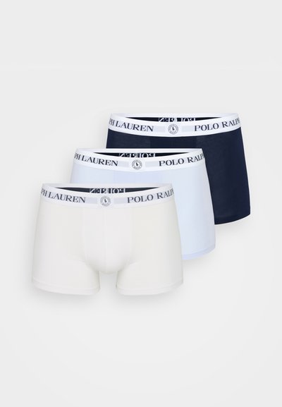 Három pár férfi boxeralsó fehér, világoskék és sötétkék színben. Puha derékpánttal rendelkezik, amelyen a "POLO RALPH LAUREN" márkanevének felirata található. Sima szövettextúra.