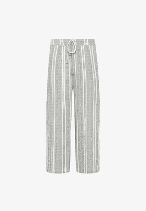 Jasnoszare lniane spodnie o szerokich nogawkach z pionowymi białymi i ciemnoszarymi paskami oraz sznurkiem w pasie.