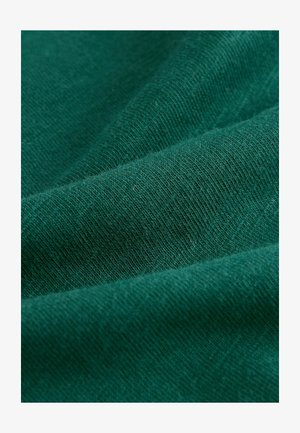 Textil in einem tiefen Grünton, mit glatter Textur und feinem Rippmuster, das leichte Oberflächenvariationen und Tiefe zeigt.