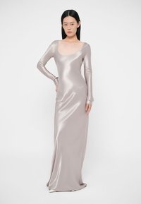 Dlhé šaty s dlhými rukávmi a so striebornou lesklou látkou, s výstrihom do lodičky a priliehavým strihom, s hladkou textúrou a elegantným závesom.