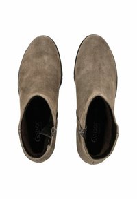Botas de tobillo de ante en taupe claro, con cremallera lateral, punta redondeada y acabado texturizado. Marca interior visible.