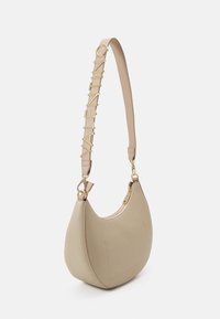 Beige läder axelväska med en strukturerad yta, försedd med ett guldfärgat axelband präglat med "VALENTINO" och en dragkedja.