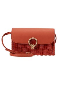 Rode nep leren en geweven rotan schoudertas met een gouden ronde hardware detail, vlakke sluiting en verstelbare strap.