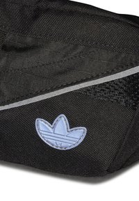 Svart tygpåse med en strukturerad yta, som har en ljusblå Adidas-logotyp och en reflekterande rand för synlighet.
