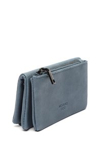 Mėlyna odinė piniginė su tekstūruotu paviršiumi, užsegama užtrauktuku ir sulankstoma dizaino. Savybės: iškilmingas logotipas ir elegantiška siluetas.