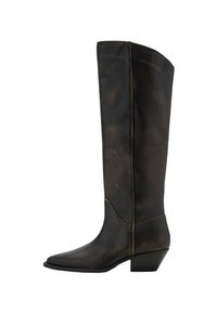 Botas altas de cuero negro con puntera afilada y tacón bajo tipo bloque. Presentan costuras visibles a lo largo de las costuras y una textura suave.
