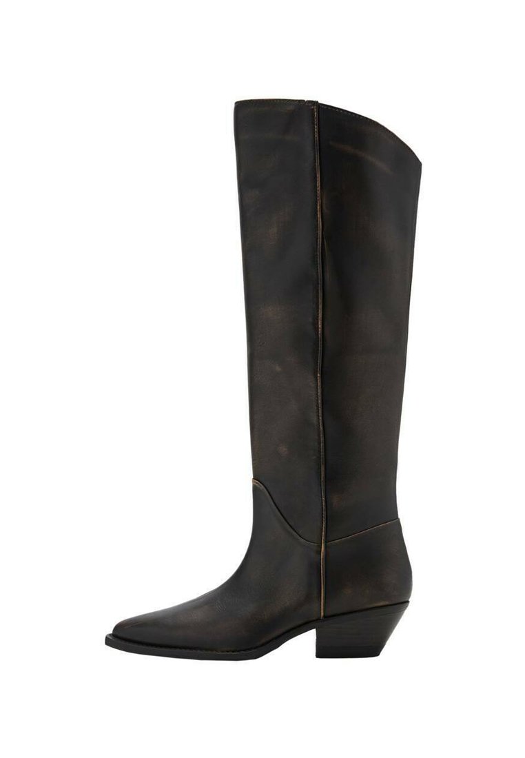 Botas altas de cuero negro con puntera afilada y tacón bajo tipo bloque. Presentan costuras visibles a lo largo de las costuras y una textura suave.