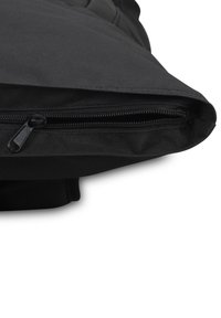Pochette nera con zip realizzata in tessuto resistente; presenta una chiusura con zip liscia e una forma pulita e strutturata. Nessun motivo o accentuazione aggiuntivi.
