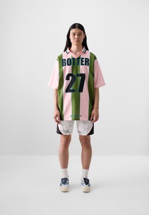 Grønne og lyserøde stribede trøje med "BOTTER" og "27" i sort, parret med hvide shorts med signaturer og sorte detaljer.