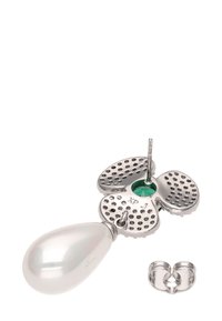 Stříbrný květinový přívěsek s perforovanými okvětními lístky, zeleným drahokamem uprostřed a perleťovou slzou. Obsahuje kovovou sponu.