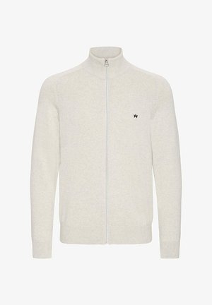 Világosszürke, cipzáras kardigán magas nyakkal, bordázott mandzsettákkal és hem, puha kötött anyagból készült, kis fekete logóval a mellrészen.