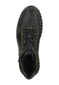 Schwarze und grüne Sportschuhe mit perforiertem Obermaterial, strukturiertem Wildleder, Schnürsenkeln und Gummisohle mit Traktionsmustern.