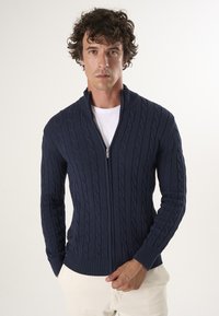 Unausgewählt, dark blue