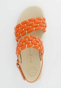 Pomarańczowe plecione skórzane sandały z dwiema paskami, beżowa wkładka i zamek błyskawiczny z boku. Logo "Super Soft" na wkładce. Płaska podeszwa.