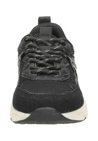 Zwarte sportieve schoen met een bovenwerk van gaas, textuur van suède accenten en rubberen zool. Kenmerken donkere veters en een gevoerd kraag.