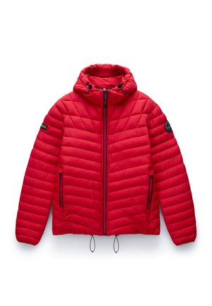 Rode pufferjack met capuchon, voorzien van een doorstikte ontwerp, twee ritssluitingen aan de zijkant en verstelbare koorden aan de onderkant en bij de capuchon.