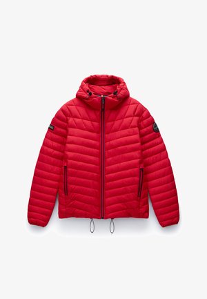 Rode pufferjack met capuchon, voorzien van een doorstikte ontwerp, twee ritssluitingen aan de zijkant en verstelbare koorden aan de onderkant en bij de capuchon.