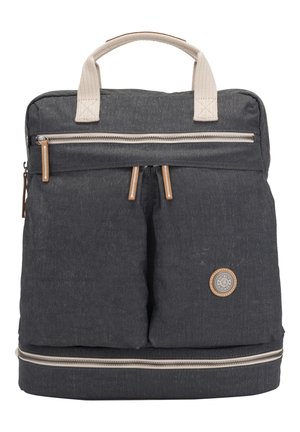 Sac à dos gris foncé avec poignées beige, plusieurs compartiments zippés et un patch logo rond sur la poche avant.