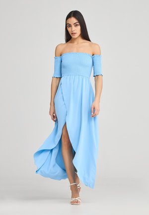 Abito maxi blu chiaro con spalle scoperte, corpo arricciato, gonna fluida e spacco alto, realizzato in tessuto morbido e leggero.