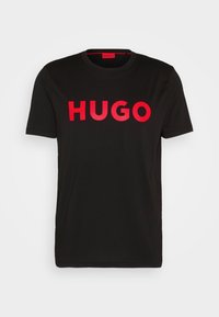 Černé bavlněné tričko s výrazným červeným logem "HUGO" na přední straně. Klasický kulatý výstřih, krátké rukávy a standardní střih.